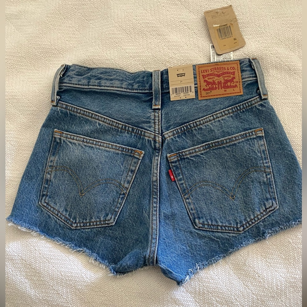 🖤 NWT Levi's Distressed High-Rise Denim Shorts w/tags - Picture 3 of 8